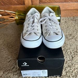 Women’s Converse tennis shoes size 8.5